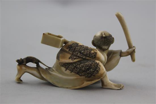 A Japanese ivory okimono of a ratcatcher, Meiji period, 8.5cm